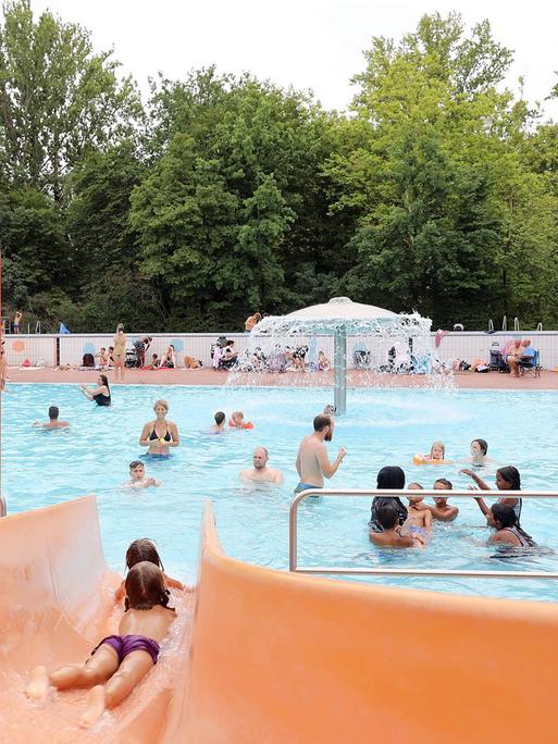 Freibad, orangefarbene Rutsche, Bademeister, Wasserpilz. Sommerbad Kreuzberg, Prinzenbad in Berlin.