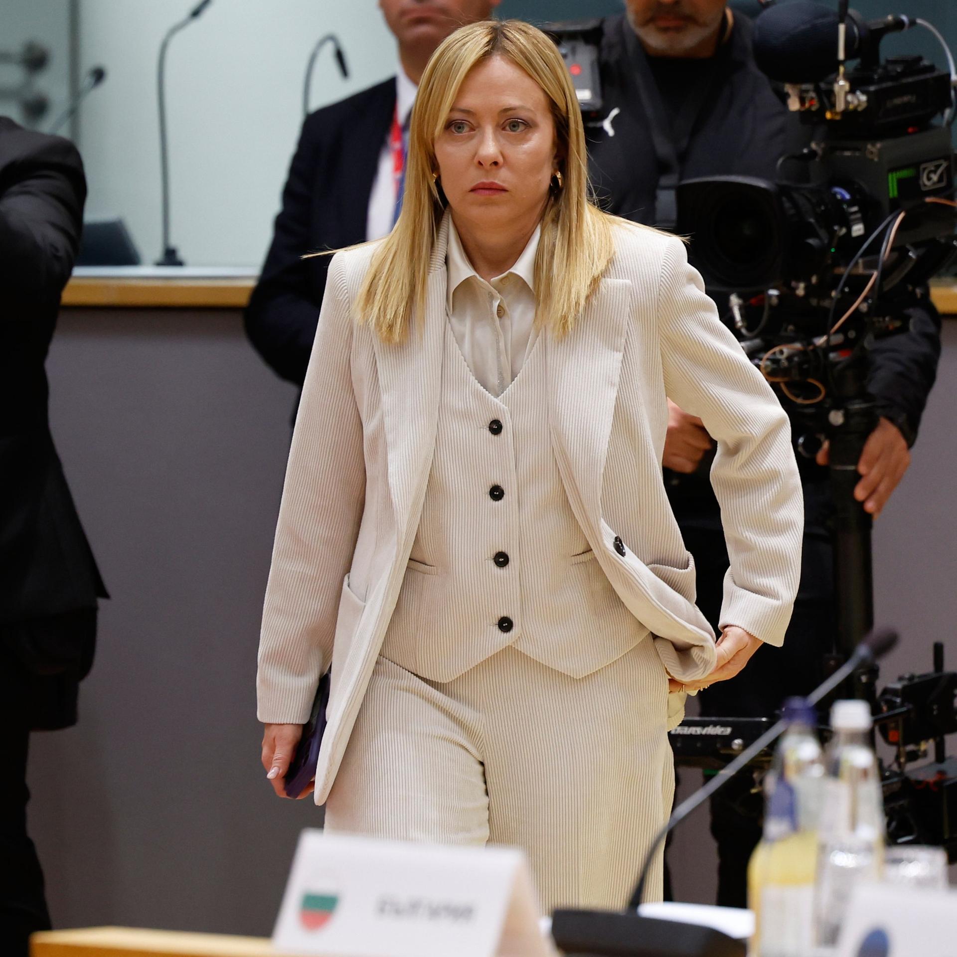 Die Präsidentin der Europäischen Kommission, Ursula von der Leyen (links), und die italienische Ministerpräsidentin Giorgia Meloni beim EU-Gipfel in Brüssel. In der Mitte des Bilds steht ein Fotograf. 