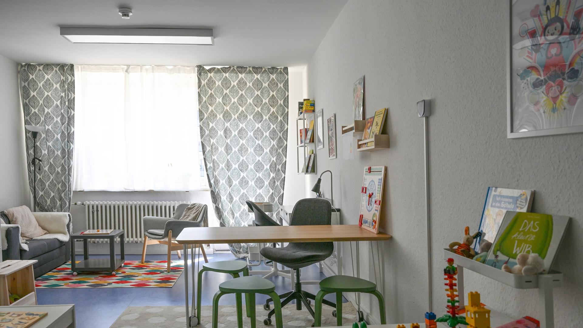 Eines der Zimmer des achten Berliner Frauenhauses ist mit Möbeln und einem Spielbereich für Mutter und Kind eingerichtet.