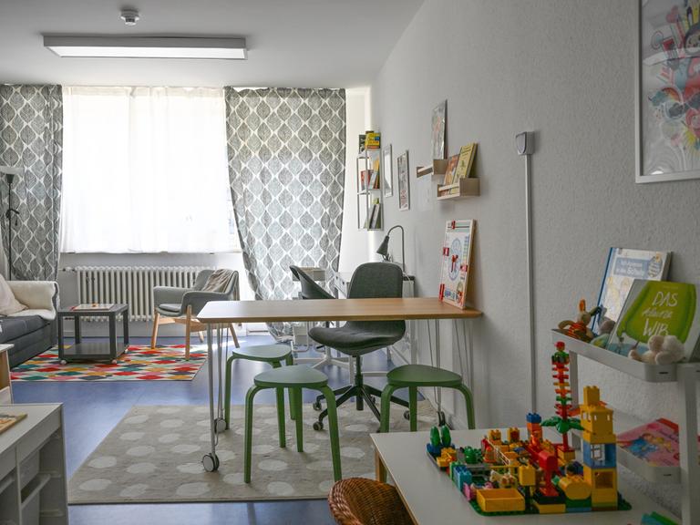 Eines der Zimmer des achten Berliner Frauenhauses ist mit Möbeln und einem Spielbereich für Mutter und Kind eingerichtet.