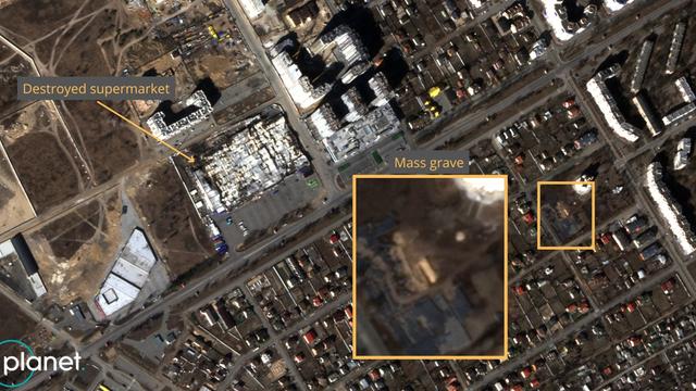 Ein Massengrab neben einer Kirche und ein zerstörter Supermarkt in Butscha in der Ukraine, aufgenommen am 21. März 2022 durch Satelliten des Unternehmens Planet. 
