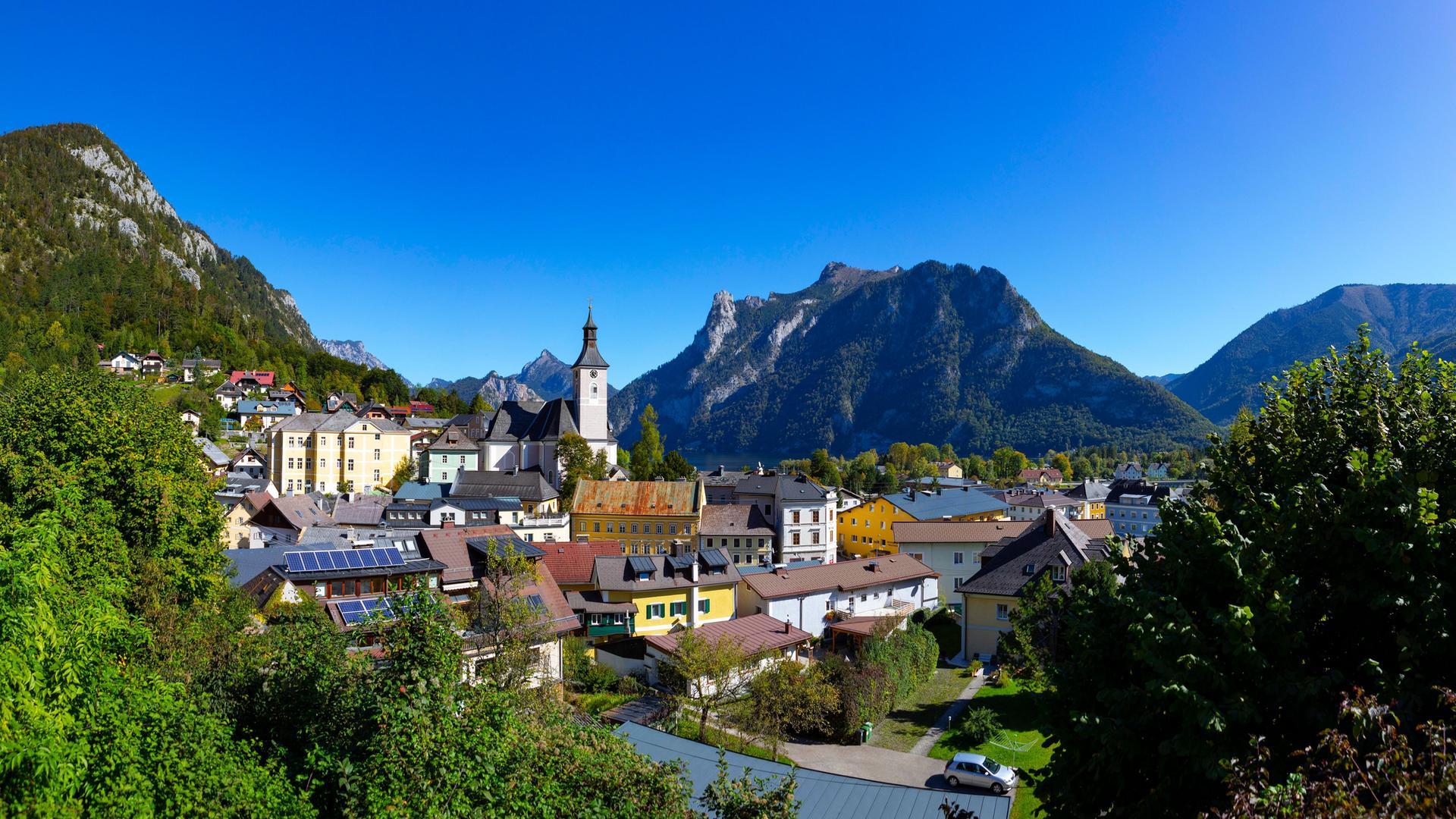 Blick auf Ebensee am Traunsee (Österreich) im Sommer 