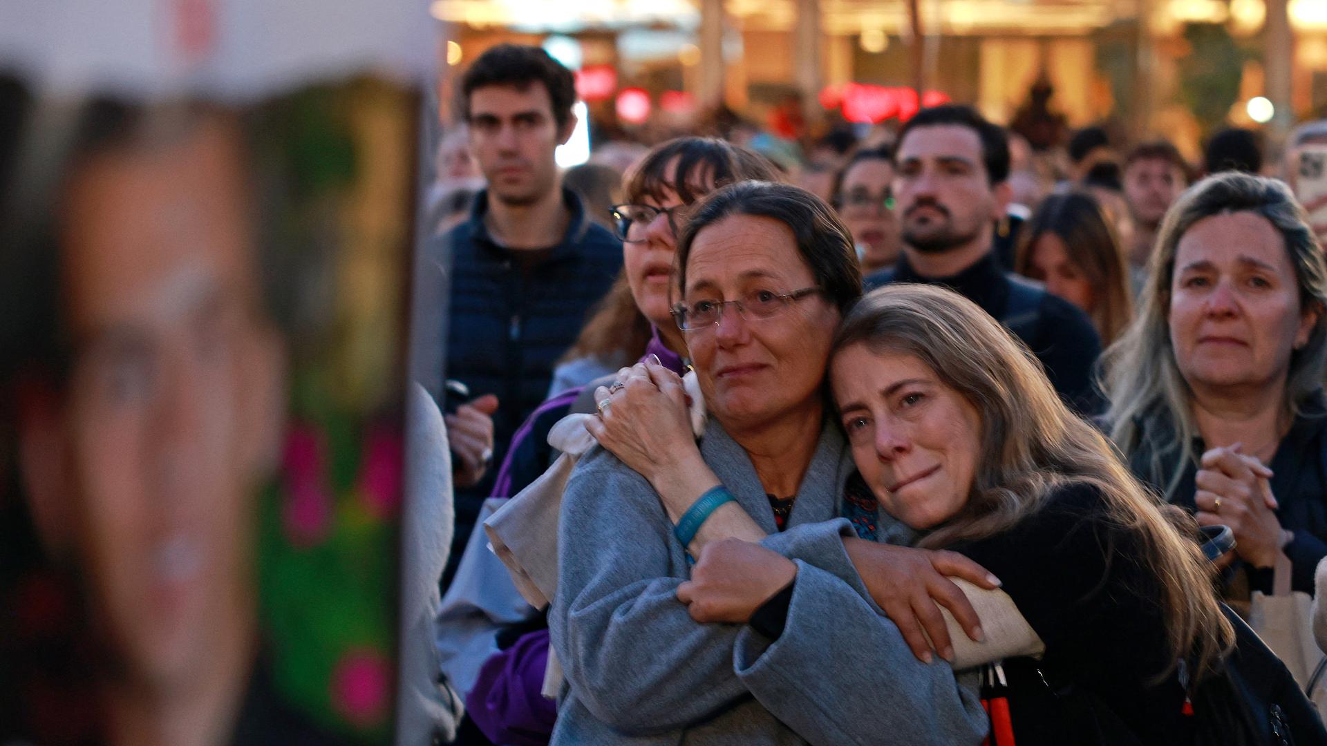 Viele Menschen stehen auf einem Platz in Tel Aviv. Sie warten gespannnt auf die Freilassung der Geiseln.