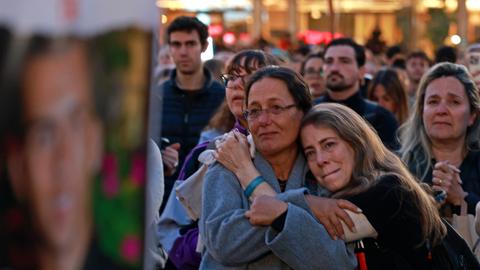 Viele Menschen stehen auf einem Platz in Tel Aviv. Sie warten gespannnt auf die Freilassung der Geiseln.