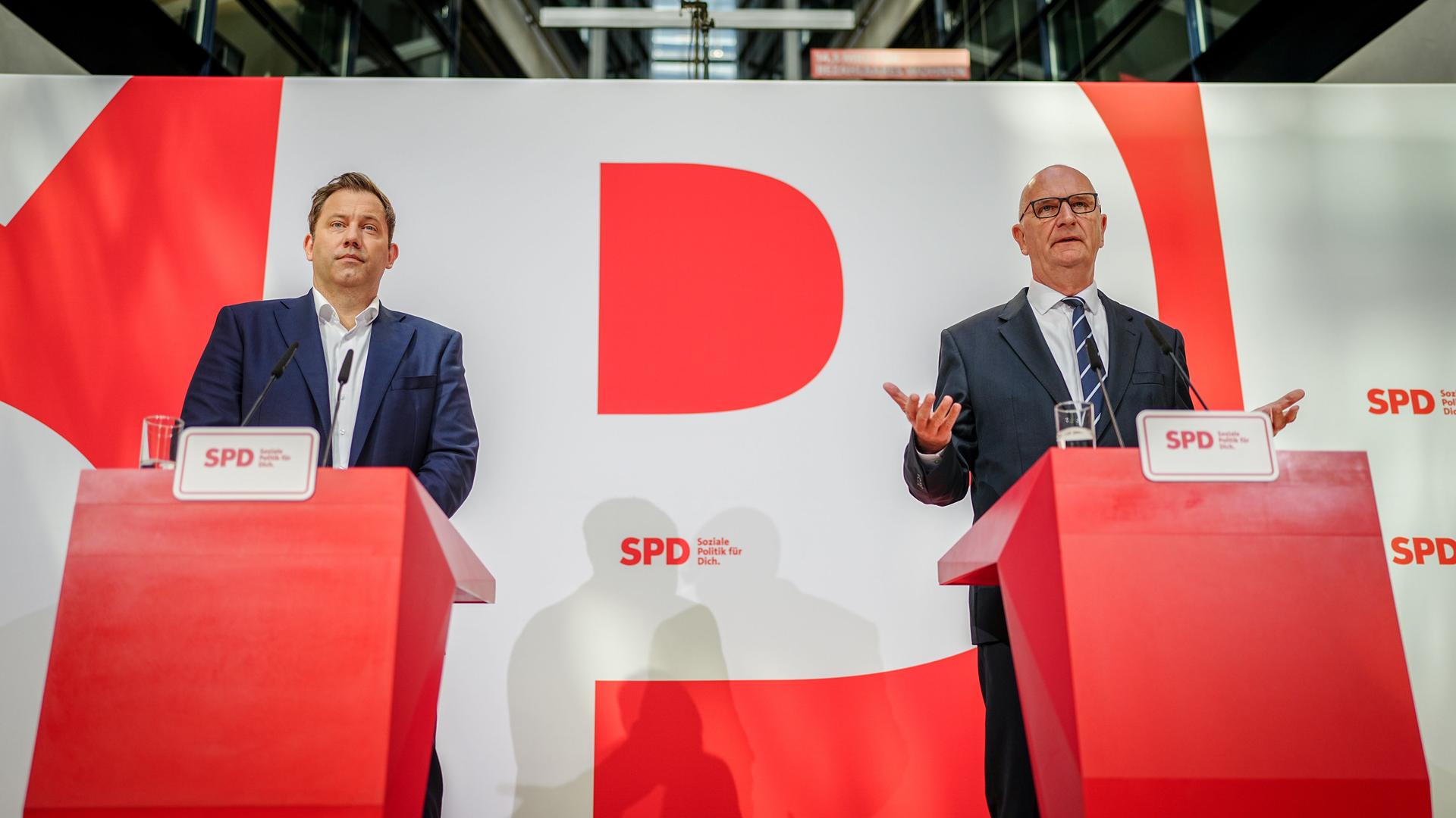 Dietmar Woidke (r, SPD), Ministerpräsident von Brandenburg, und Lars Klingbeil, SPD-Bundesvorsitzender, geben eine Pressekonferenz nach den Gremiensitzungen der Partei nach der Landtagswahl in Brandenburg.