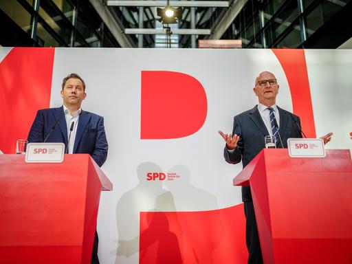 Dietmar Woidke (r, SPD), Ministerpräsident von Brandenburg, und Lars Klingbeil, SPD-Bundesvorsitzender, geben eine Pressekonferenz nach den Gremiensitzungen der Partei nach der Landtagswahl in Brandenburg.