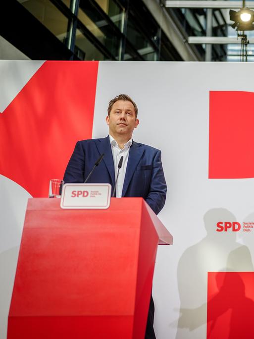 Dietmar Woidke (r, SPD), Ministerpräsident von Brandenburg, und Lars Klingbeil, SPD-Bundesvorsitzender, geben eine Pressekonferenz nach den Gremiensitzungen der Partei nach der Landtagswahl in Brandenburg.