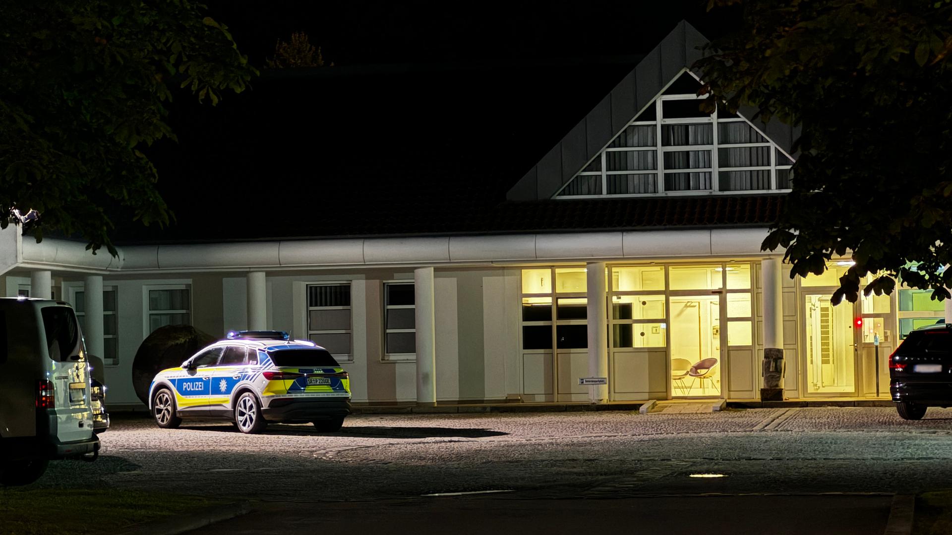 Ein Fahrzeug der Polizei steht vor dem Bezirkskrankenhaus Straubing. Ein Fahrzeug der Polizei steht vor dem Bezirkskrankenhaus Straubing.
