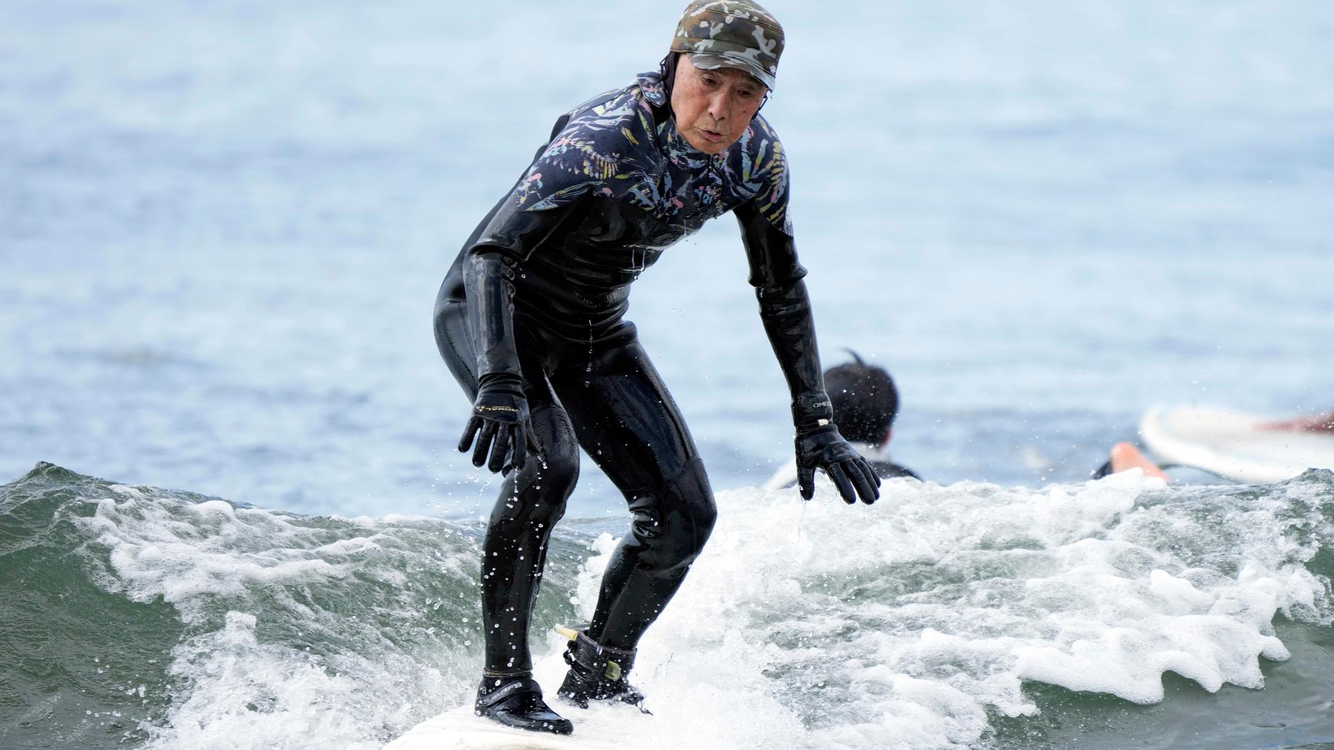 Seiichi Sano steht auf dem Surfbrett.