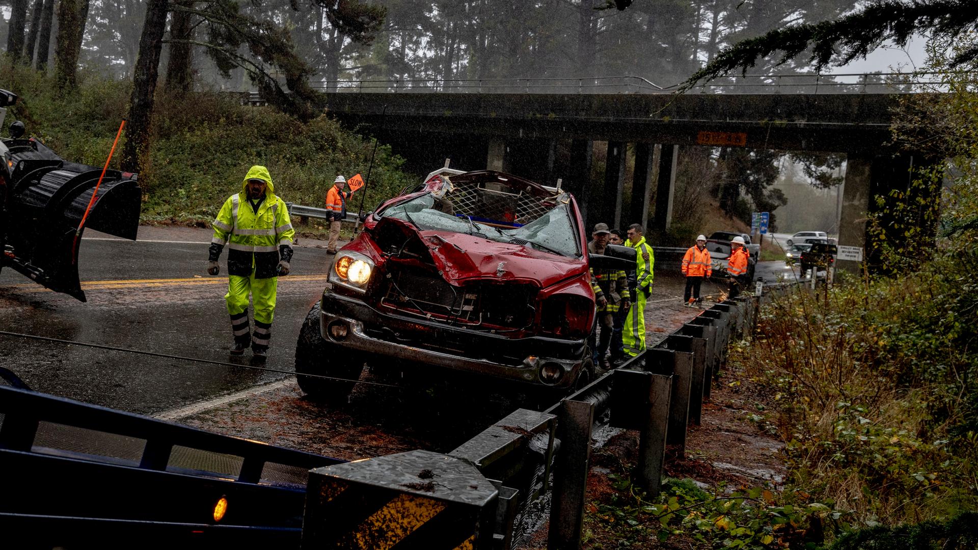 USA, Loleta: Arbeiter entfernen in Loleta, Kalifornien, ein zerstörtes Auto nach einem ZusammenstoÃ zwischen einem umgestürzten Baum und einem Fahrzeug.