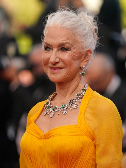Helen Mirren trägt ein auffälliges gelbes Kleid auf dem Roten Teppich in Cannes 2021.