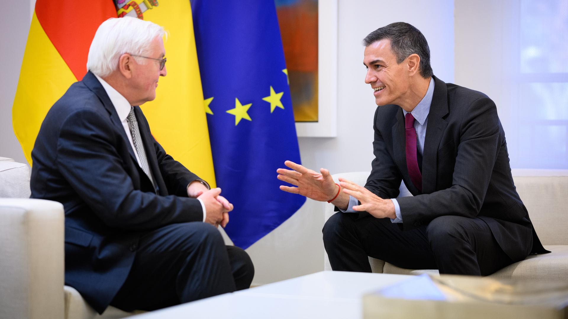 Madrid: Bundespräsident Frank-Walter Steinmeier (l) und Pedro Sanchez Pérez-Castejon, Ministerpräsident von Spanien, treffen sich zu einem Gespräch im Büro des Ministerpräsidenten. Madrid: Bundespräsident Frank-Walter Steinmeier (l) und Pedro Sanchez Pérez-Castejon, Ministerpräsident von Spanien, treffen sich zu einem Gespräch im Büro des Ministerpräsidenten.