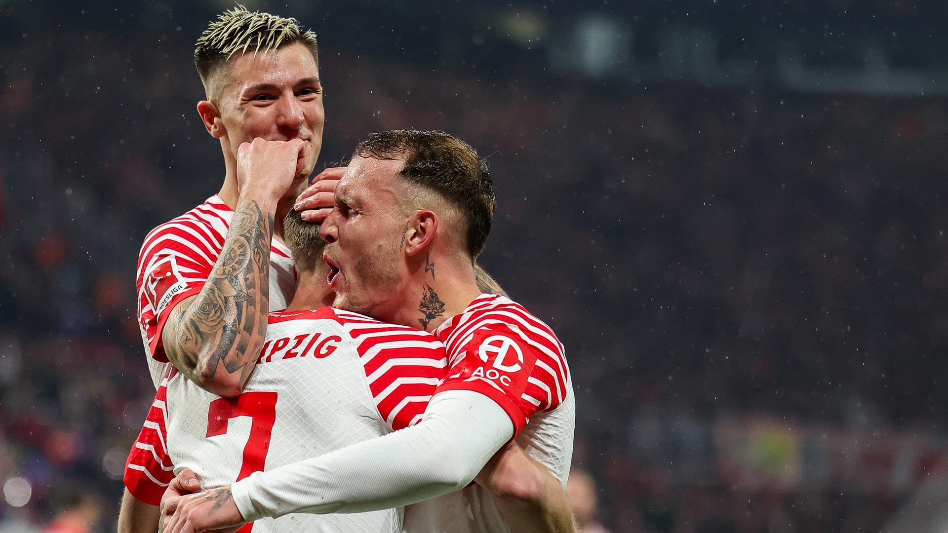 Leipzigs Spieler Benjamin Sesko (l-r), Dani Olmo und David Raum jubeln beim Spiel gegen Union Berlin. Leipzigs Spieler Benjamin Sesko (l-r), Dani Olmo und David Raum jubeln beim Spiel gegen Union Berlin.