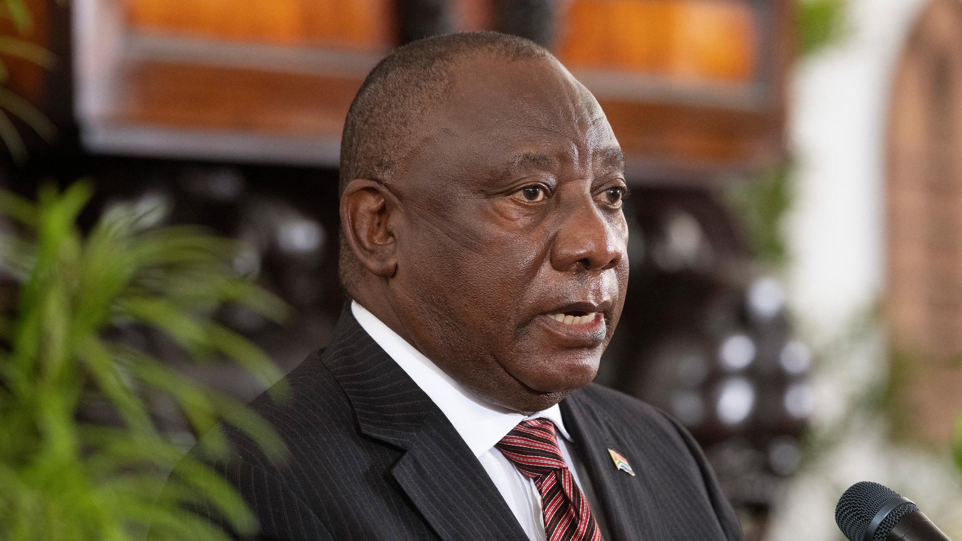 Der südafrikanische Präsident Cyril Ramaphosa spricht während der staatlichen Gedenkfeier für den ehemaligen südafrikanischen Präsidenten de Klerk in Kapstadt.