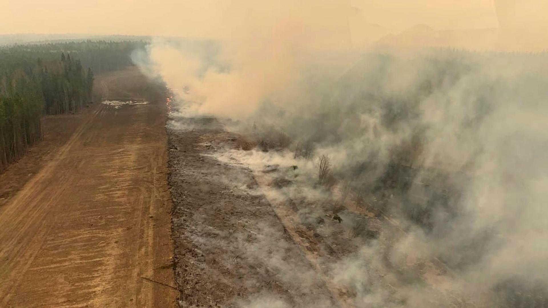 Auf diesem von der Feuerwehr von Alberta zur Verfügung gestellten Bild schwelt ein verbranntes Waldstück in der Nähe von Edson, Alberta. Auf diesem von der Feuerwehr von Alberta zur Verfügung gestellten Bild schwelt ein verbranntes Waldstück in der Nähe von Edson, Alberta.