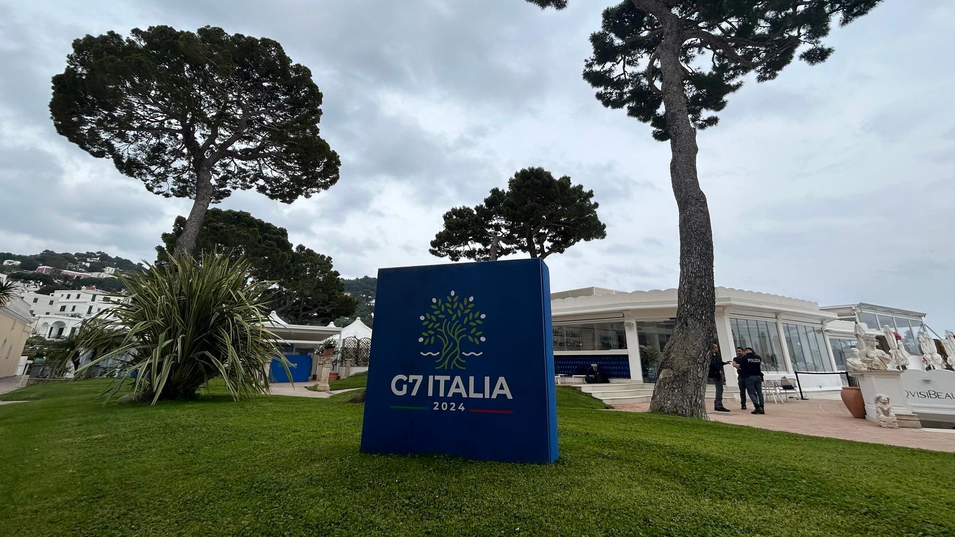 Das Logo der italienischen G7-Präsidentschaft auf dem Gelände des Tagungshotels der Außenminister.