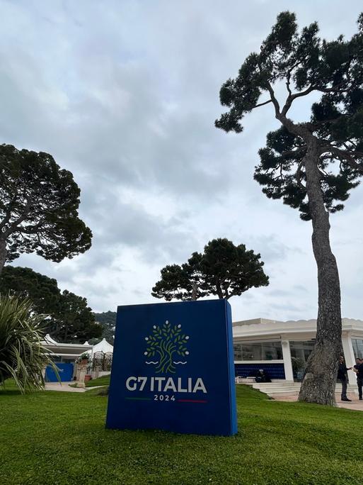 Das Logo der italienischen G7-Präsidentschaft auf dem Gelände des Tagungshotels der Außenminister.