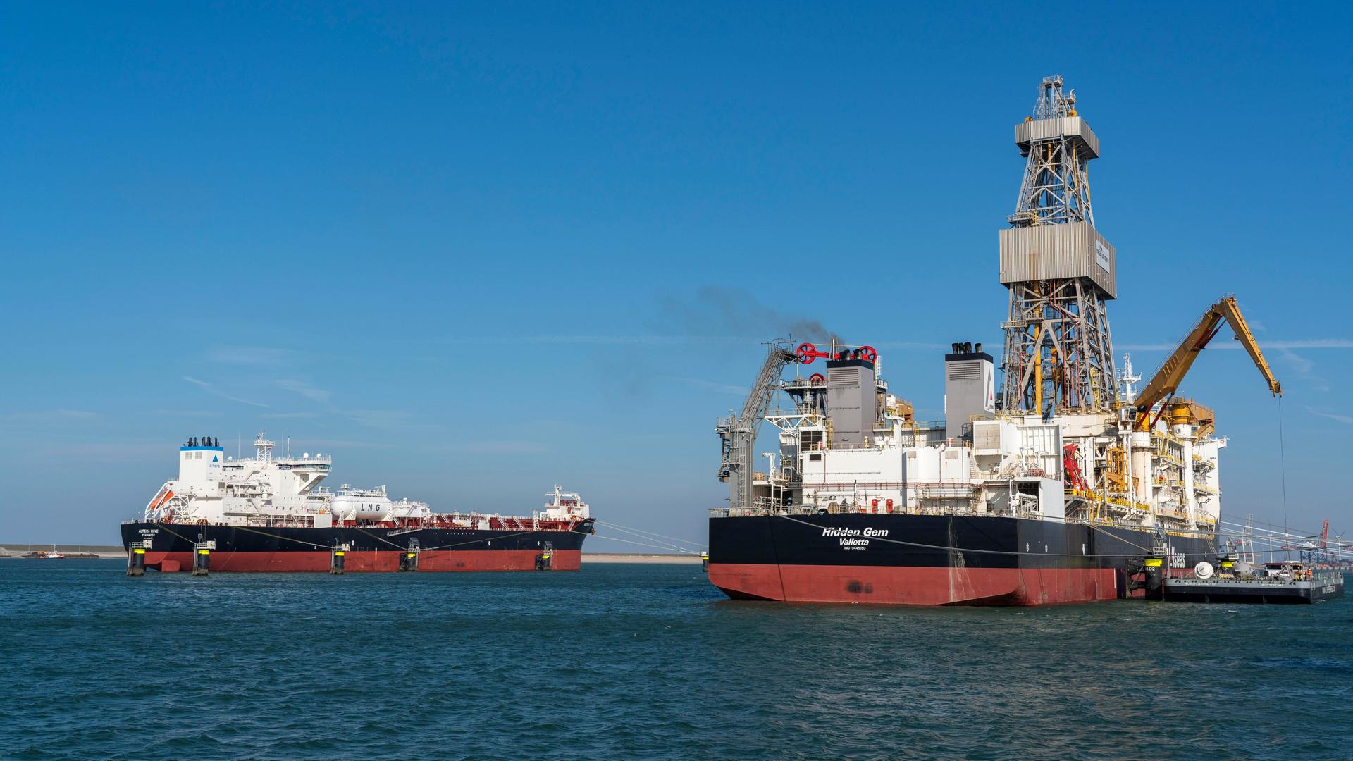 Zwei Schiffe liegen nebeneinander im Seehafen von Rotterdam. Zwei Schiffe liegen nebeneinander im Seehafen von Rotterdam.