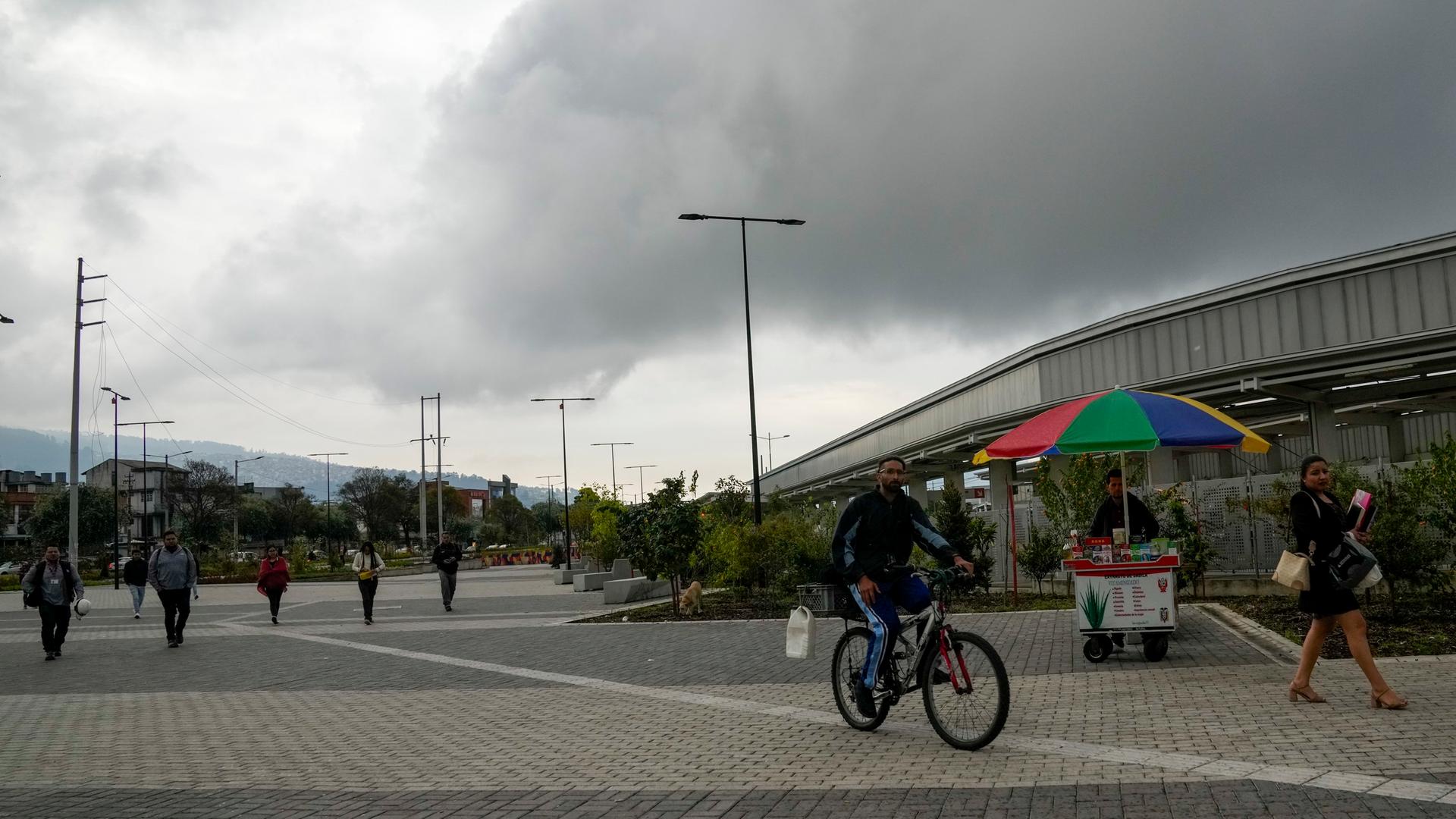 Ecuador, Quito: Menschen gehen vor einer U-Bahn-Station, nachdem das ganze Land von einem Stromausfall betroffen war. Ecuador, Quito: Menschen gehen vor einer U-Bahn-Station, nachdem das ganze Land von einem Stromausfall betroffen war.