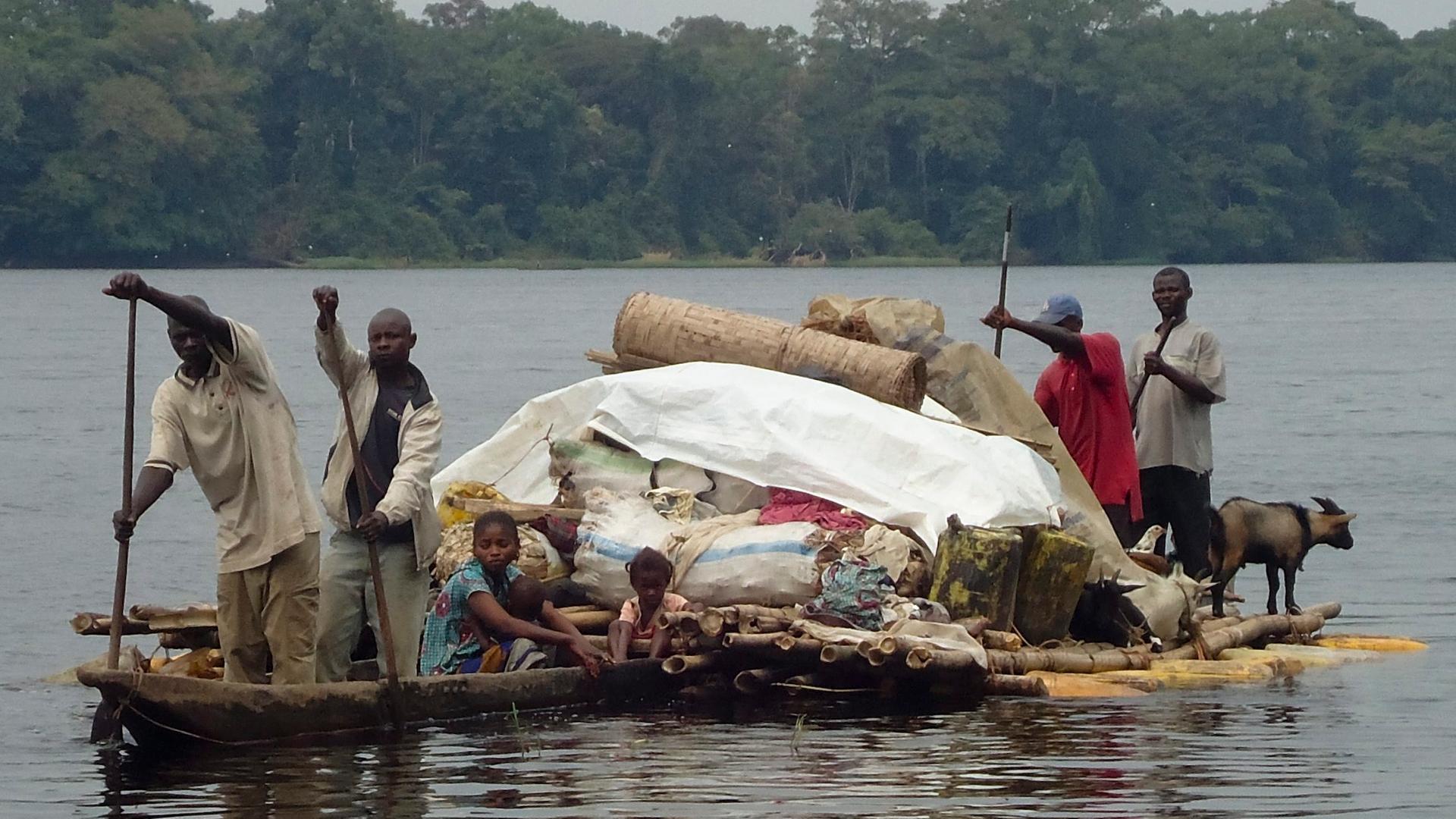 Zentralafrika - Schwarzer Fluss in Afrika ist schwärzer als der Rio Negro
