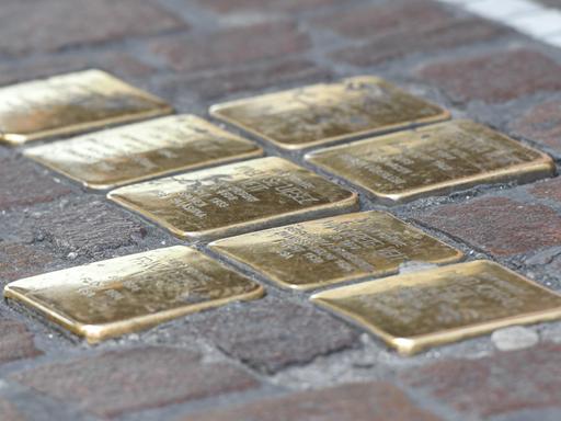 Blick auf verlegte Stolpersteine (kleine Messingplatten) zur Erinnerung an von den Nazis verfolgte, schikanierte und ermordete Juden. 