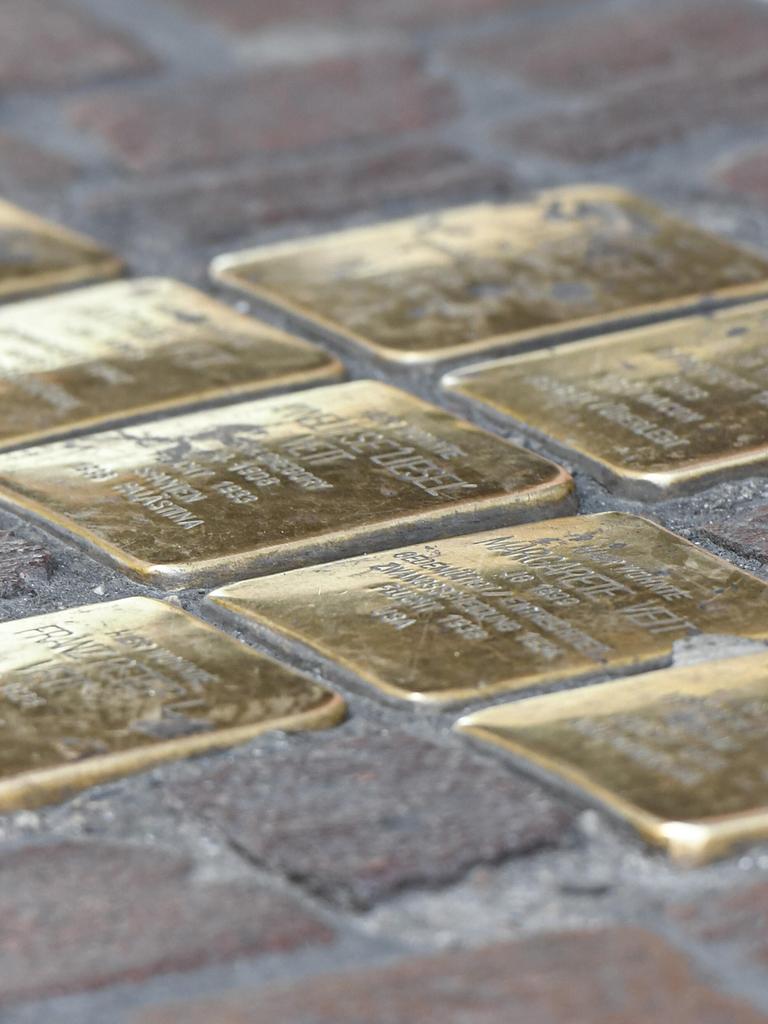Blick auf verlegte Stolpersteine (kleine Messingplatten) zur Erinnerung an von den Nazis verfolgte, schikanierte und ermordete Juden. 