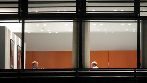 Bundeskanzler Olaf Scholz und Christian Lindner, Bundesminister der Finanzen, sitzen im Büro des Bundeskanzlers im Bundeskanzleramt am Abend des 3. November zusammen.