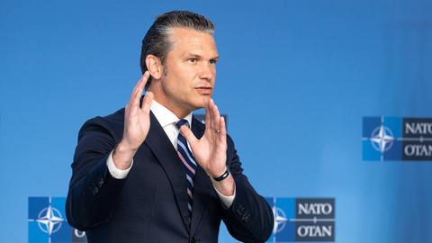 US-Verteidigungsminister Pete Hegseth spricht auf dem Treffen der NATO-Verteidigungsminister in Brüssel