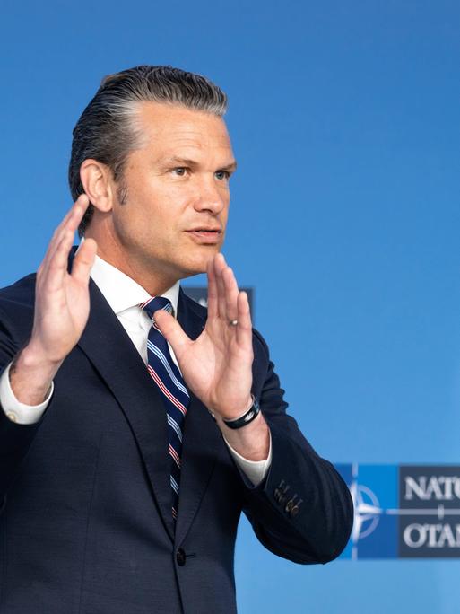 US-Verteidigungsminister Pete Hegseth spricht auf dem Treffen der NATO-Verteidigungsminister in Brüssel US-Verteidigungsminister Pete Hegseth spricht auf dem Treffen der NATO-Verteidigungsminister in Brüssel