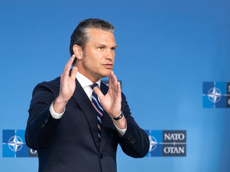 US-Verteidigungsminister Pete Hegseth spricht auf dem Treffen der NATO-Verteidigungsminister in Brüssel US-Verteidigungsminister Pete Hegseth spricht auf dem Treffen der NATO-Verteidigungsminister in Brüssel