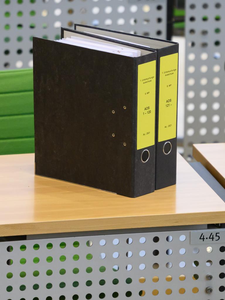 Aktenordner stehen bei der Sitzung des Landtags-Untersuchungsausschusses zur Corona-Pandemie im Plenarsaal im Sächsischen Landtag auf einem Tisch.