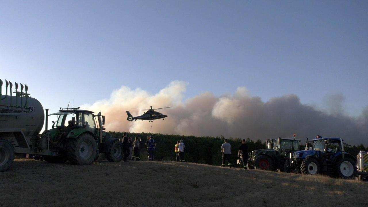 Ein Hubschrauber im Einsatz gegen einen Waldbrand im nordrhein-westfälischen Kreis Düren Ein Hubschrauber im Einsatz gegen einen Waldbrand im nordrhein-westfälischen Kreis Düren
