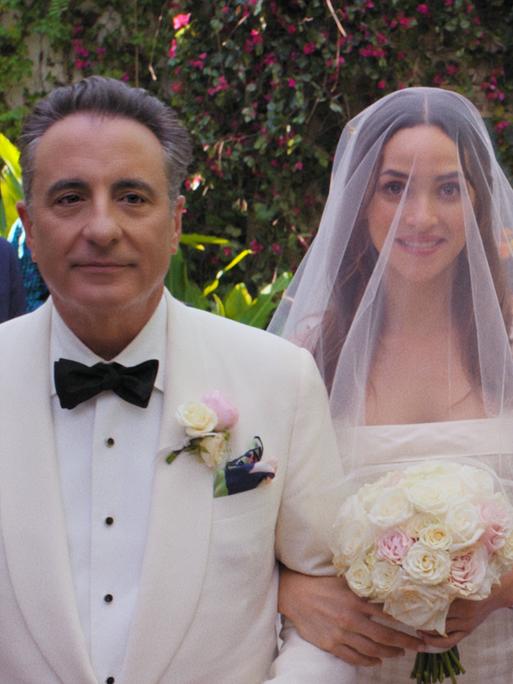 Im Still aus "Der Vater der Braut" führen Andy Garcia und Gloria Estefan als Eltern ihre Tochter im Brautkleid zum Altar.