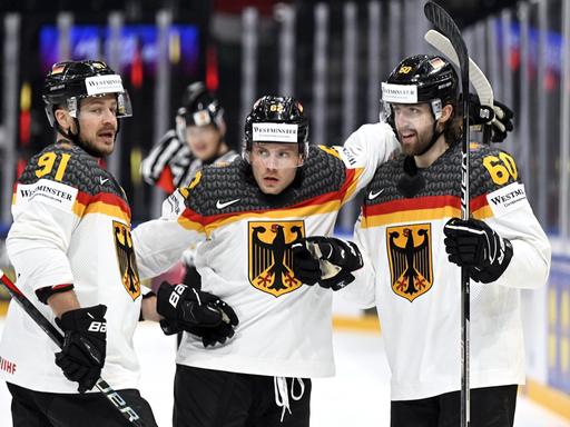 Moritz Müller (l-r), Parker Tuomie und Wojciech Stachowiak aus Deutschland feiern nach dem 1:0-Tor.