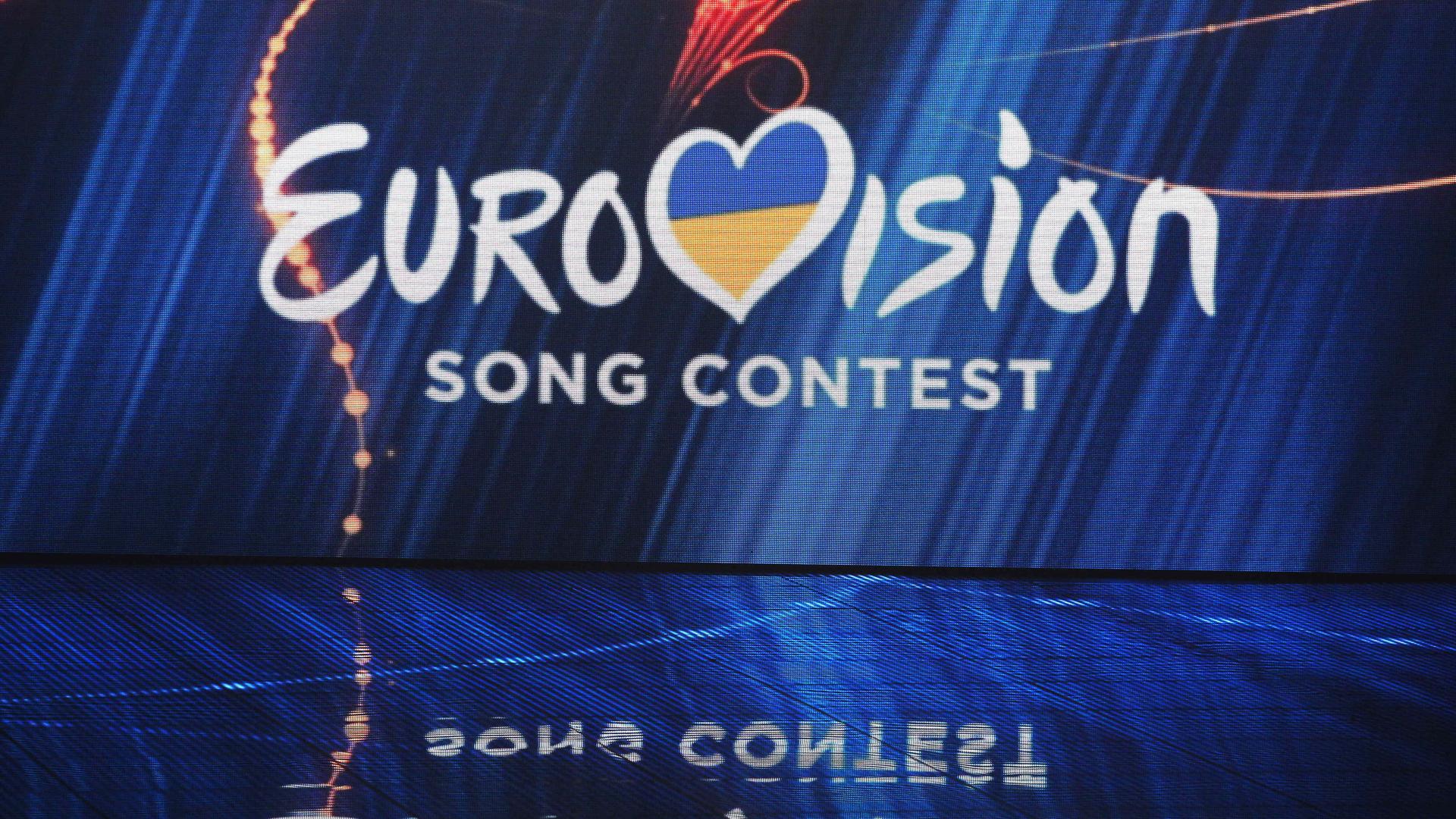 Das Logo des Eurovision Song Contests ist auf einer großen LED-Wand zu sehen. Das Logo des Eurovision Song Contests ist auf einer großen LED-Wand zu sehen.