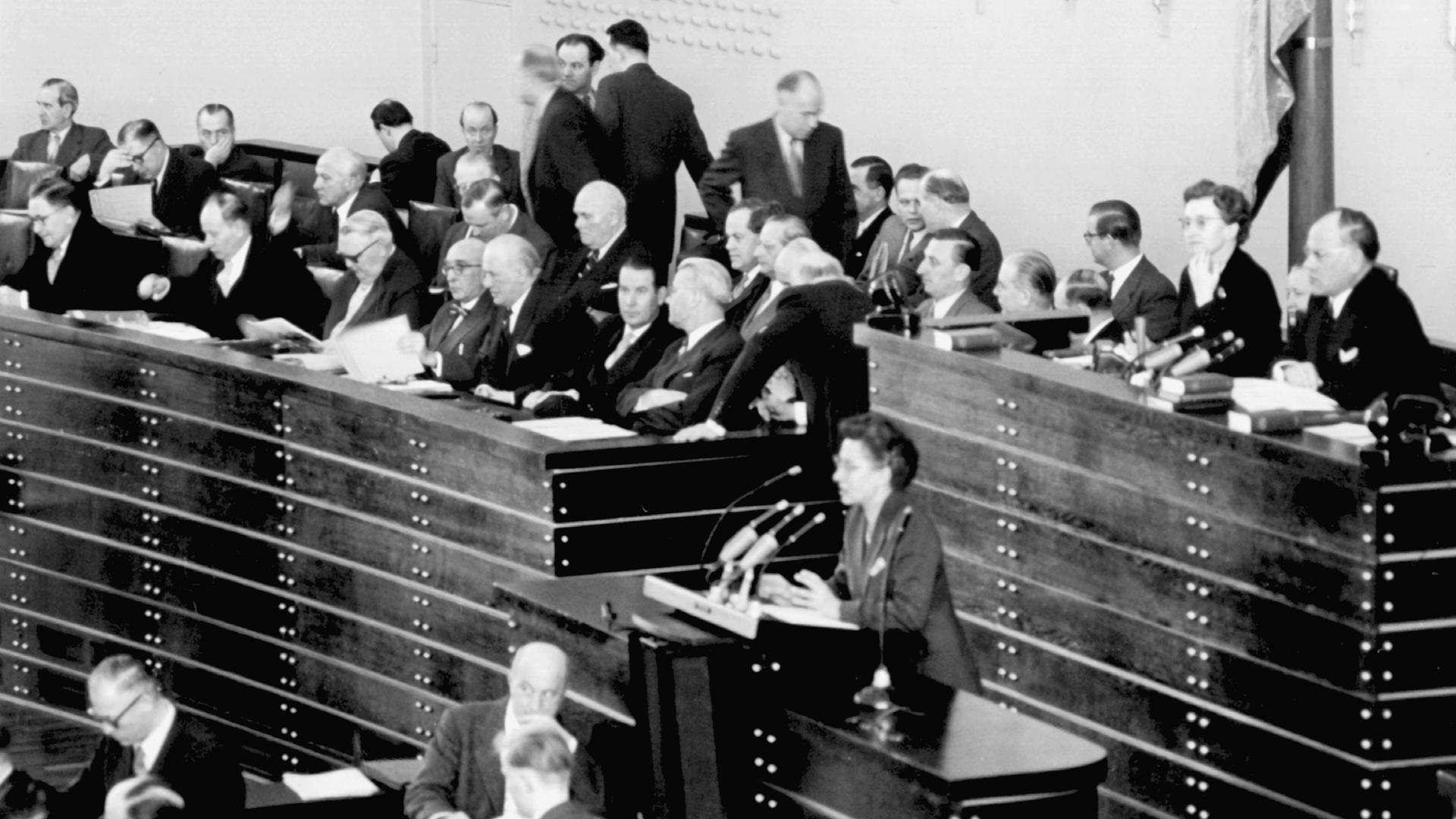 Am Rednerpult Dr. Elisabeth Schwarzhaupt, CDU/CSU-Bundestagsabgeordnete am 6. März 1956.