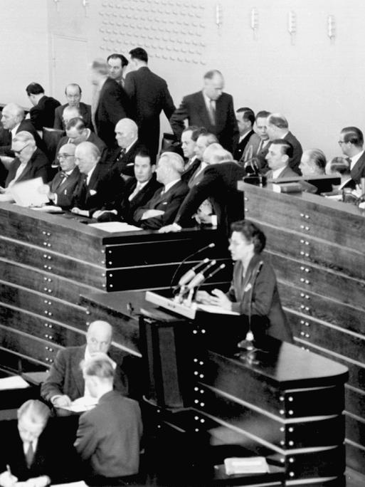 Am Rednerpult Dr. Elisabeth Schwarzhaupt, CDU/CSU-Bundestagsabgeordnete am 6. März 1956.