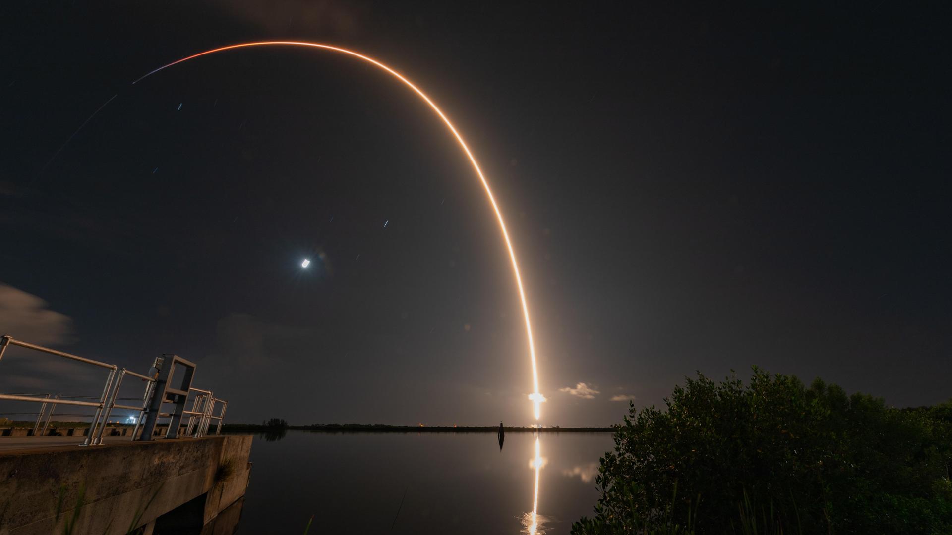 Rakete Falcon 9 absolvierte seinen 23. Flug, kippte jedoch bei der Landung um und explodierte. Rakete Falcon 9 absolvierte seinen 23. Flug, kippte jedoch bei der Landung um und explodierte.