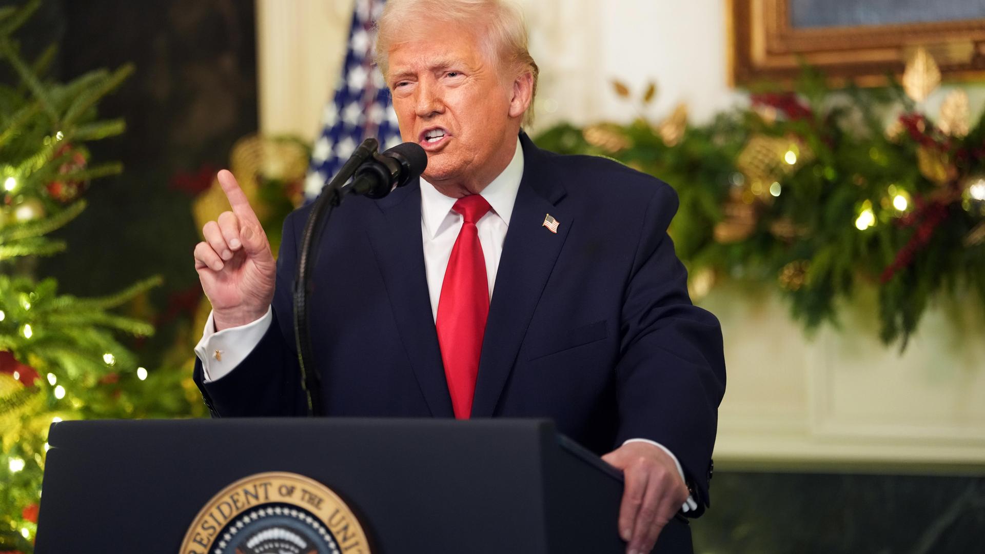 Präsident Donald Trump gestikuliert an einem Pult stehend bei der Rede an die Nation 2025 mit der rechten Hand Präsident Donald Trump gestikuliert an einem Pult stehend bei der Rede an die Nation 2025 mit der rechten Hand