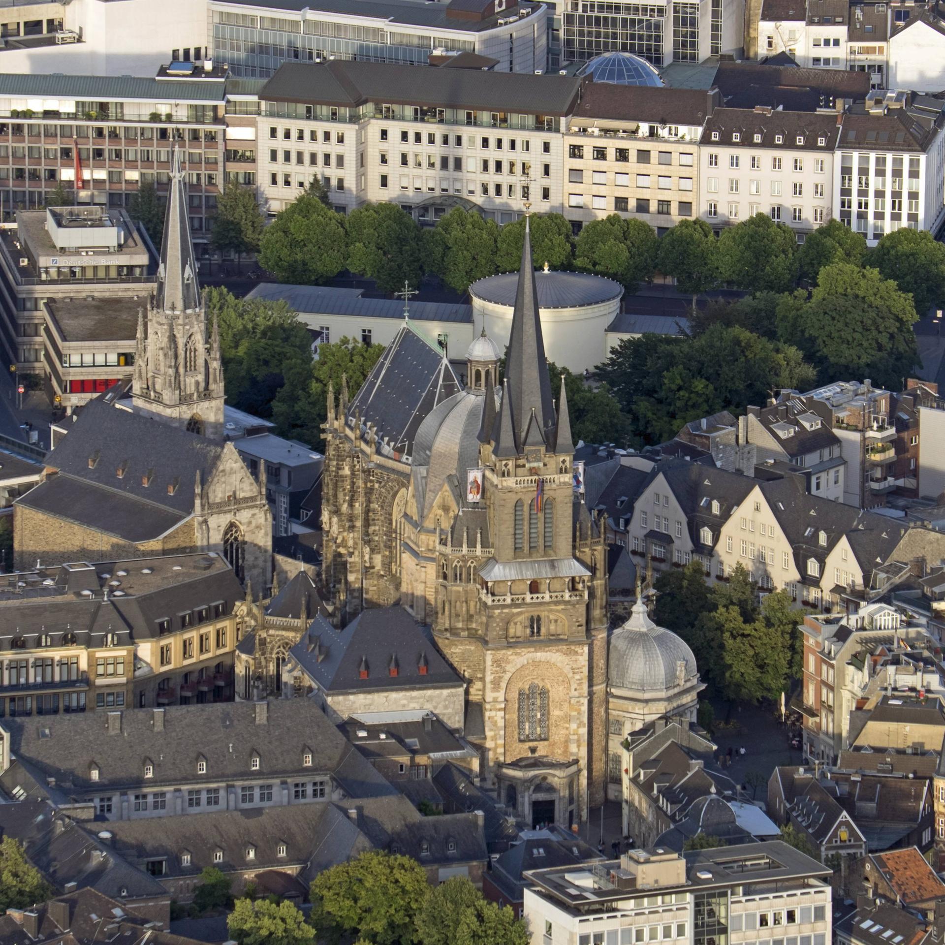 Die Aachener Innenstadt mit Dom aus der Vogelperspektive.