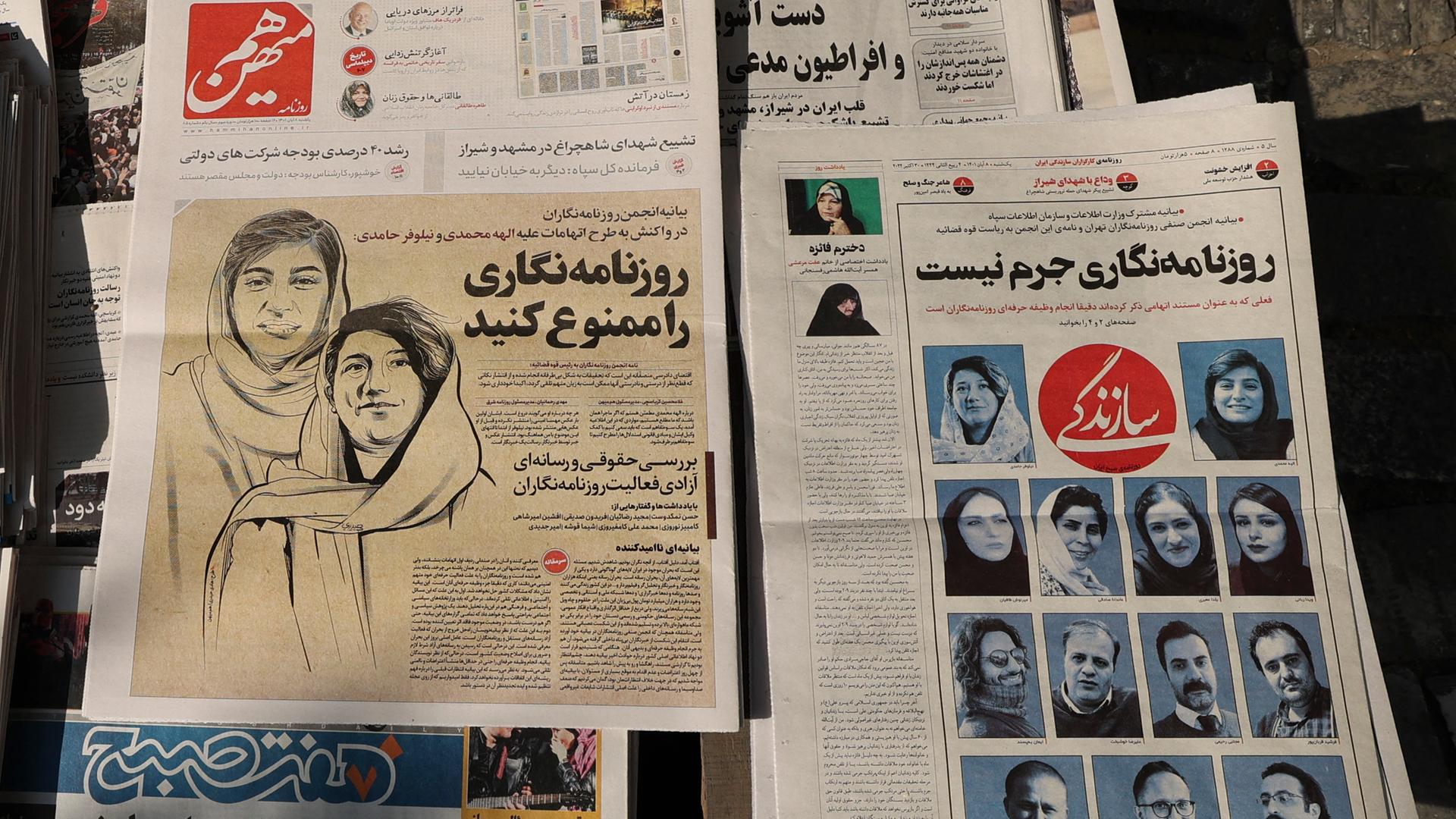 Das Foto an einem Kiosk in Teheran zeigt Zeitungen mit der Stellungnahme der Teheraner Journalistenvereinigung zur Festnahme von Nilufar Hamedi und Elaheh Mohammadi.