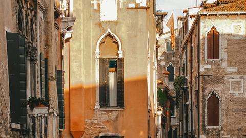Eine Häuserflucht über den Kanälen Venedigs Eine Häuserflucht über den Kanälen Venedigs