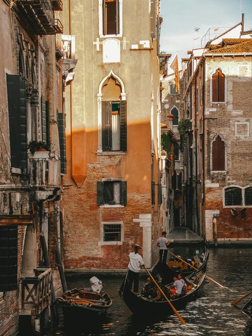 Eine Häuserflucht über den Kanälen Venedigs