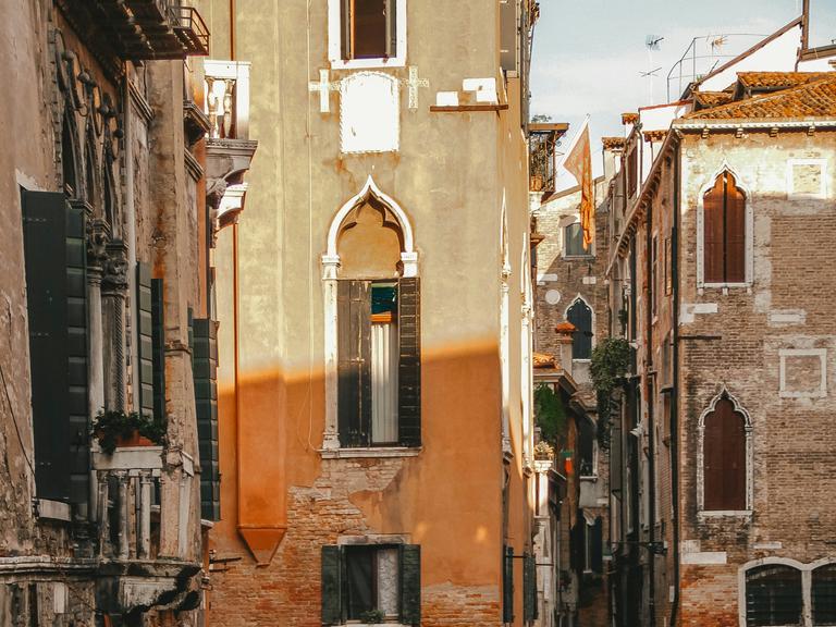 Eine Häuserflucht über den Kanälen Venedigs