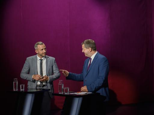 Ulrich Siegmund (AfD) und Sven Schulze (CDU) im Studio der MDR-Wahlarena Ulrich Siegmund (AfD) und Sven Schulze (CDU) im Studio der MDR-Wahlarena