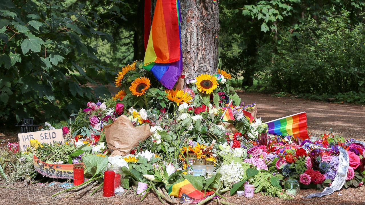 Blumen am Tatort des Anschlags auf den Berliner CSD.