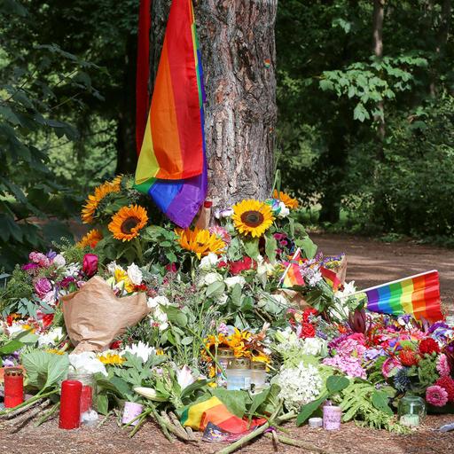 Am Tatort in Berlin haben Menschen Blumen an einem Baum niedergelegt.