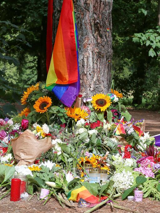 Blumen am Tatort des Anschlags auf den Berliner CSD.
