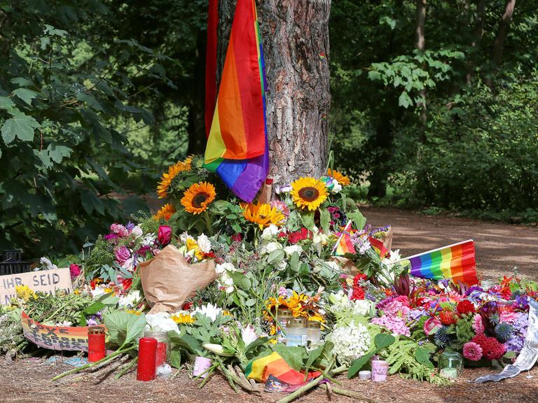 Blumen am Tatort des Anschlags auf den Berliner CSD.