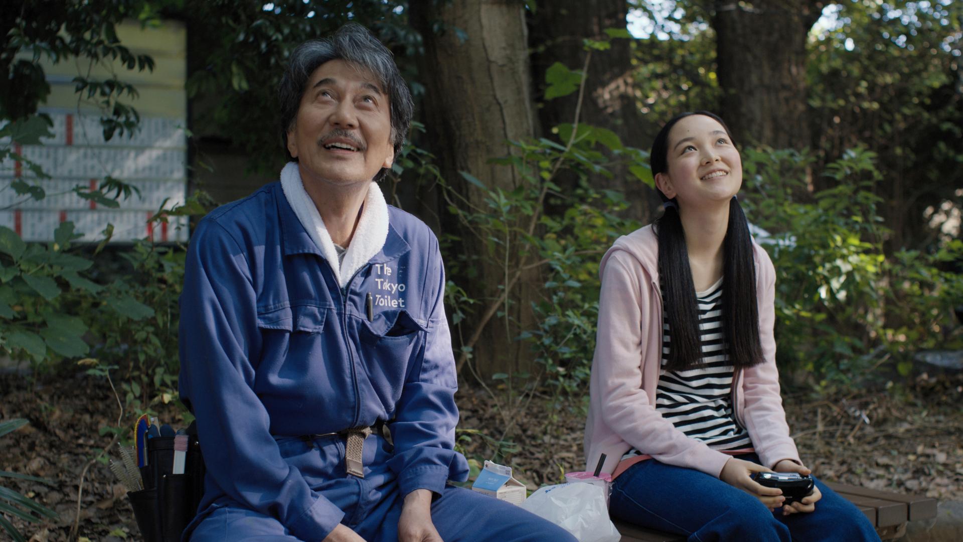 Koji Yakusho (l.) und Arisa Nakano in einer Szene aus Wim Wenders' "Perfect Days." 